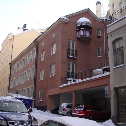 Röd stenbyggnad på Wallingatan i Stockholm